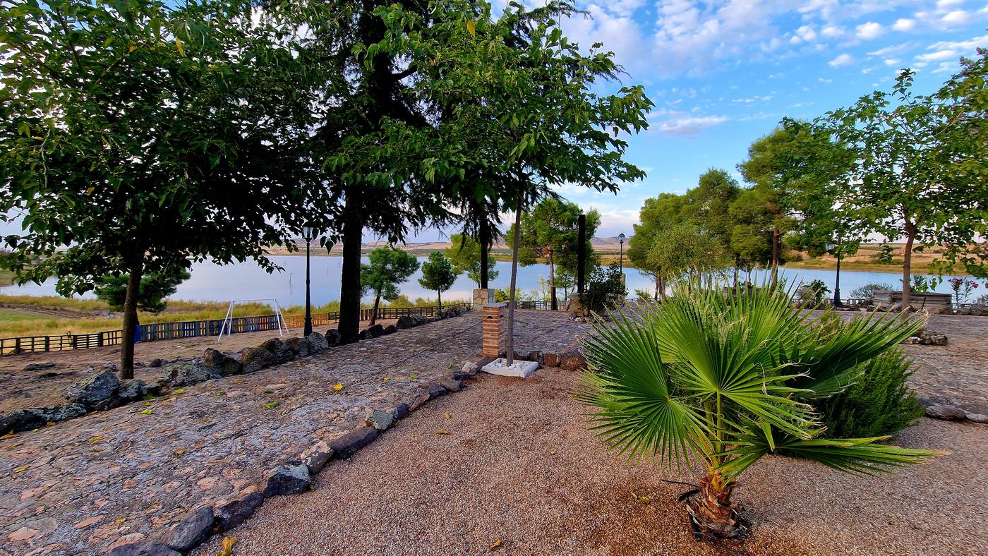 Jardín con vistas al embalse de la Vega del Jabalón