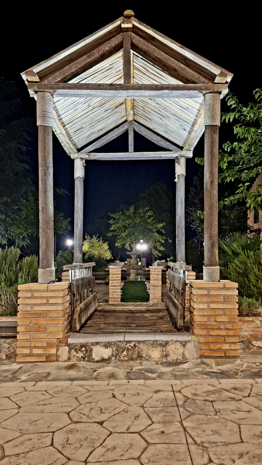 Pérgola iluminada por la noche